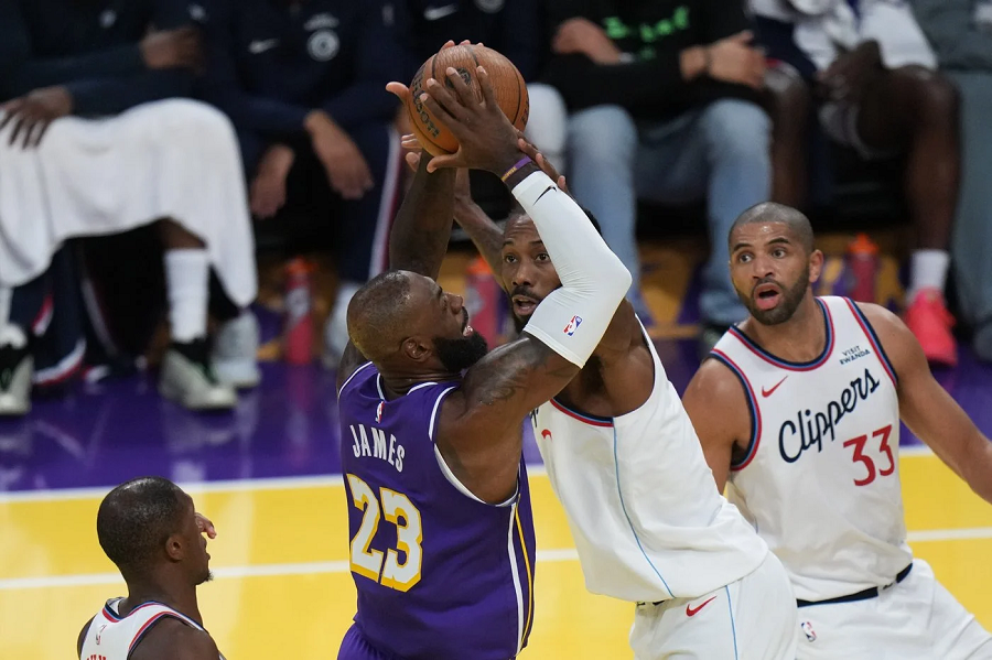Lakers shkatërrojnë Clippers në derbi, triumfojnë edhe Orlando e Washington