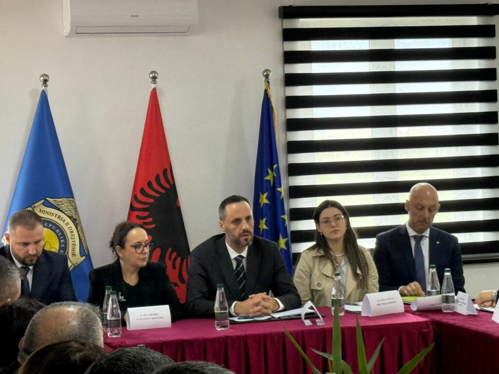 Lamallari mbledh drejtorët e burgjeve në Fier: Garantoni sigurinë dhe zbatimin besnik të ligjit!