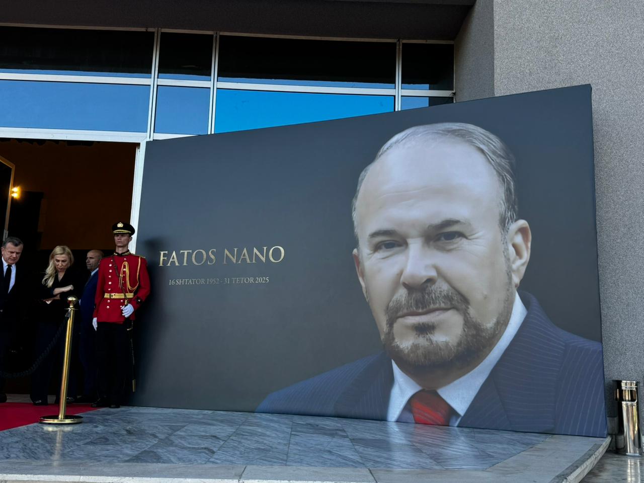 Lamtumira për Fatos Nanon/ Xhoana Nano mban fjalën në emër të familjes, liderë nga rajoni dhe opozita i bashkohen homazheve