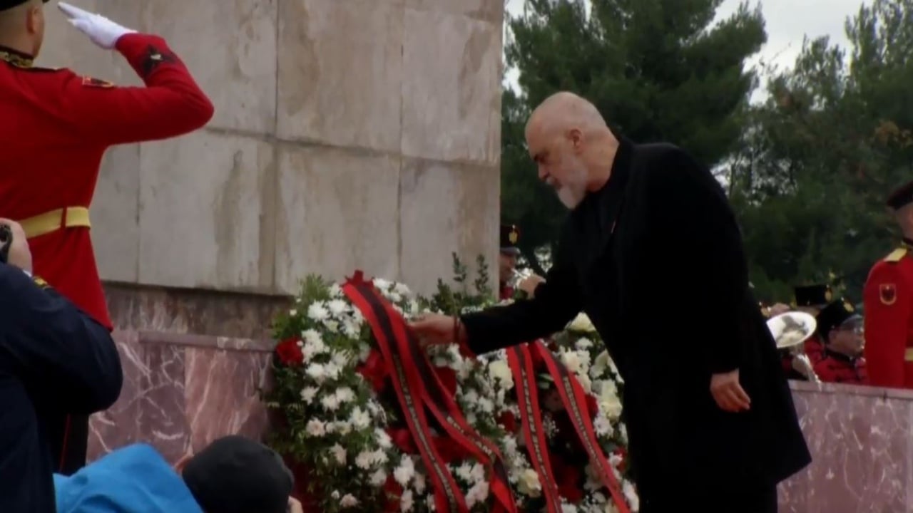 “Lavdi Dëshmorëve të Atdheut”/ Rama homazhe në nder të tyre, të pranishëm Begaj dhe ministra