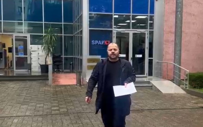 Lefter Maliqi në SPAK, dorëzon kallëzim penal për kryebashkiakun e njohur