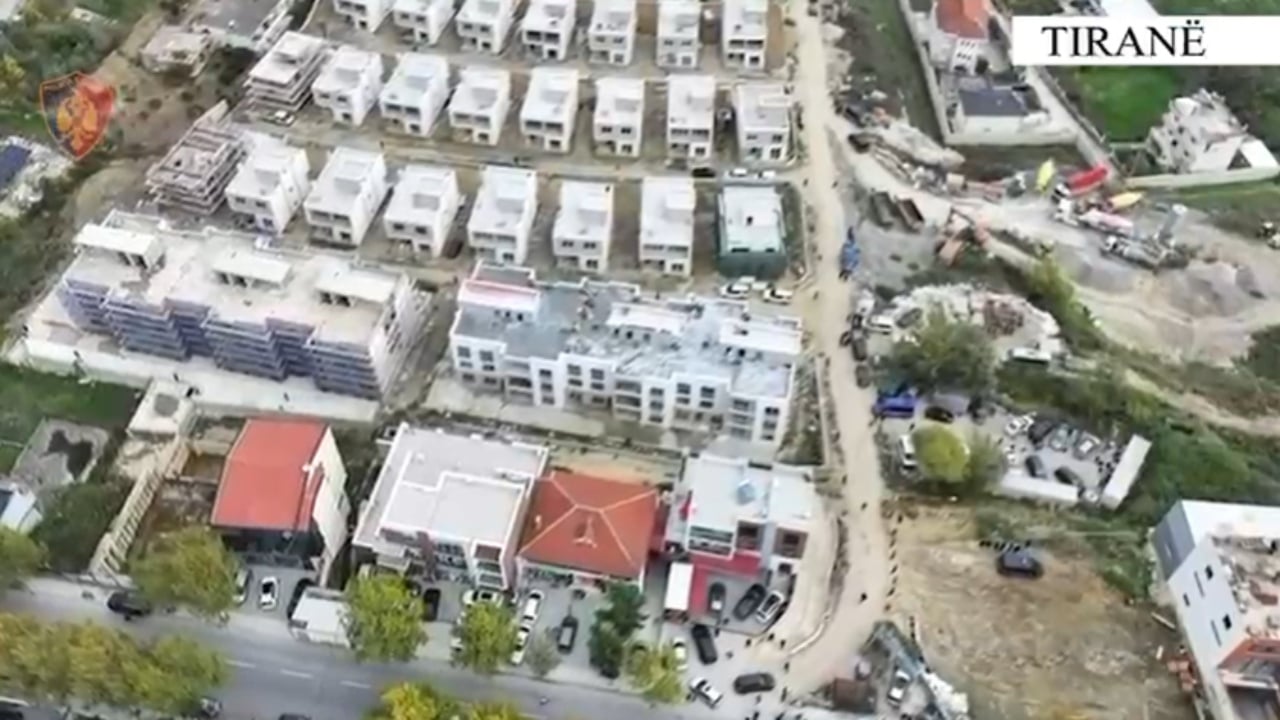 Lejuan ndërtimin pa leje të tri vilave në një zonë rezidenciale në Sauk, pranga 5 inspektorëve të IMT, shpallen në kërkim 3 të tjerë