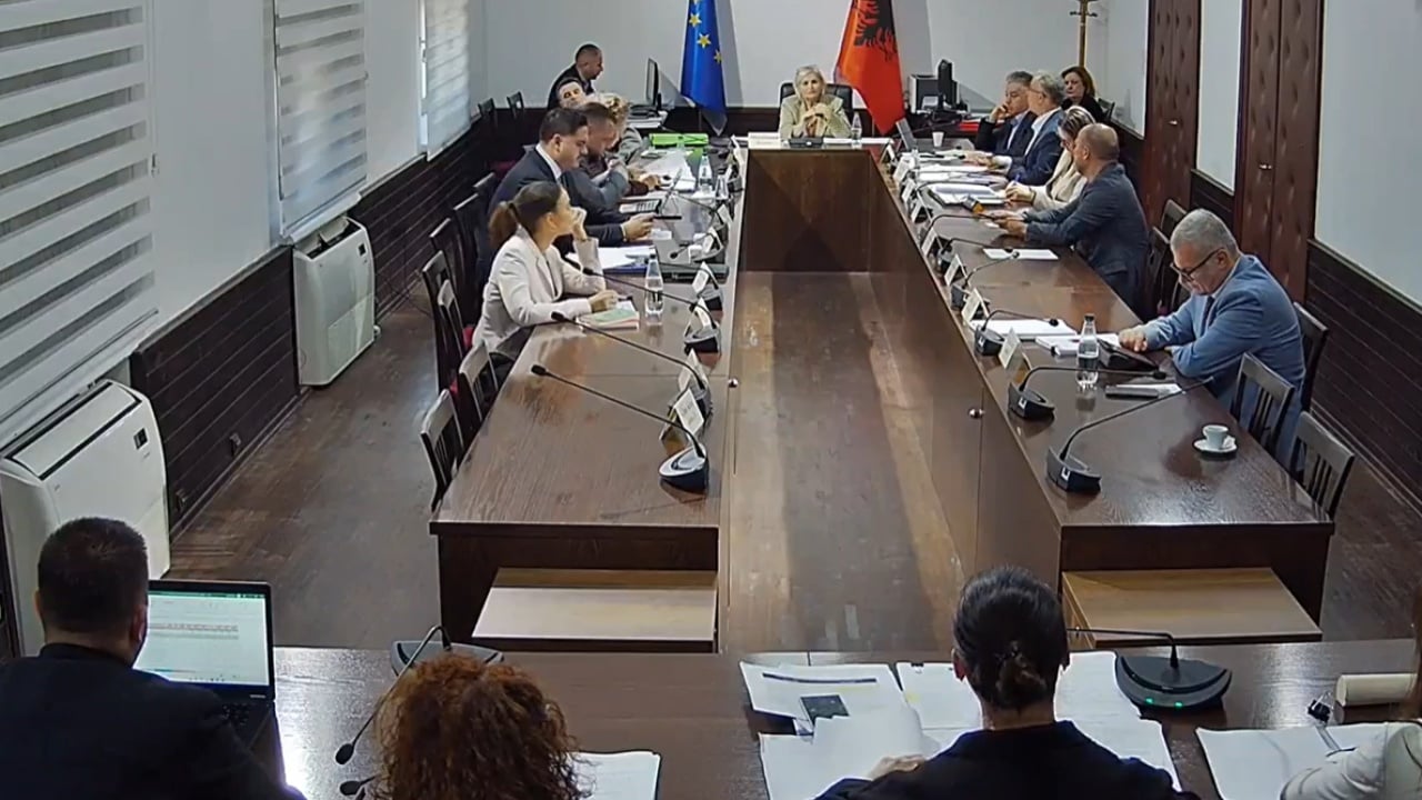 “Lëre aman të keqen”/ Përplasje me tone të ashpra mes Braçes dhe zv. Ministres së Infrastrukturës: Na trembët deputet, qetësohuni