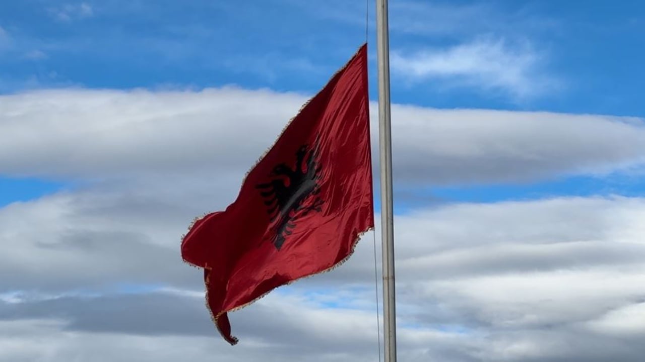 Lezha feston Pavarësinë pranë bustit të Skënderbeut, ngrihet në mënyrë simbolike flamuri kombëtar