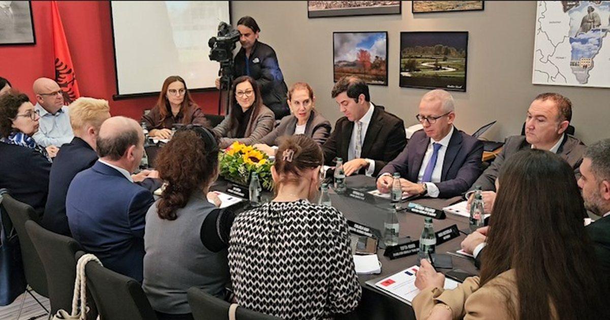 Liceu Francez në Korçë/ Kumbaro dhe ambasadorja franceze prezantojnë ecurinë