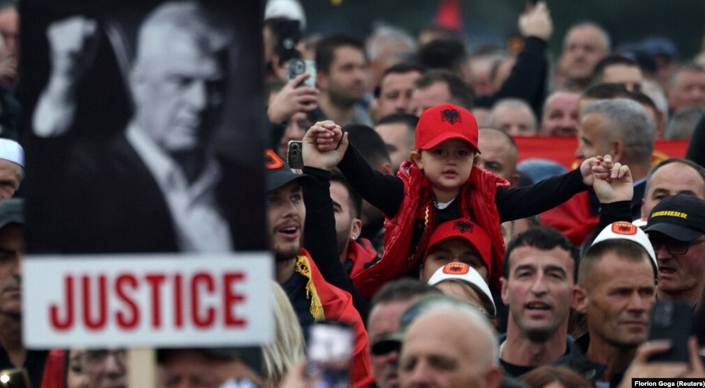 “Liri për ish komandantët e UÇK”, shqiptarë nga të gjitha trojet protestojnë sot në Strasburg