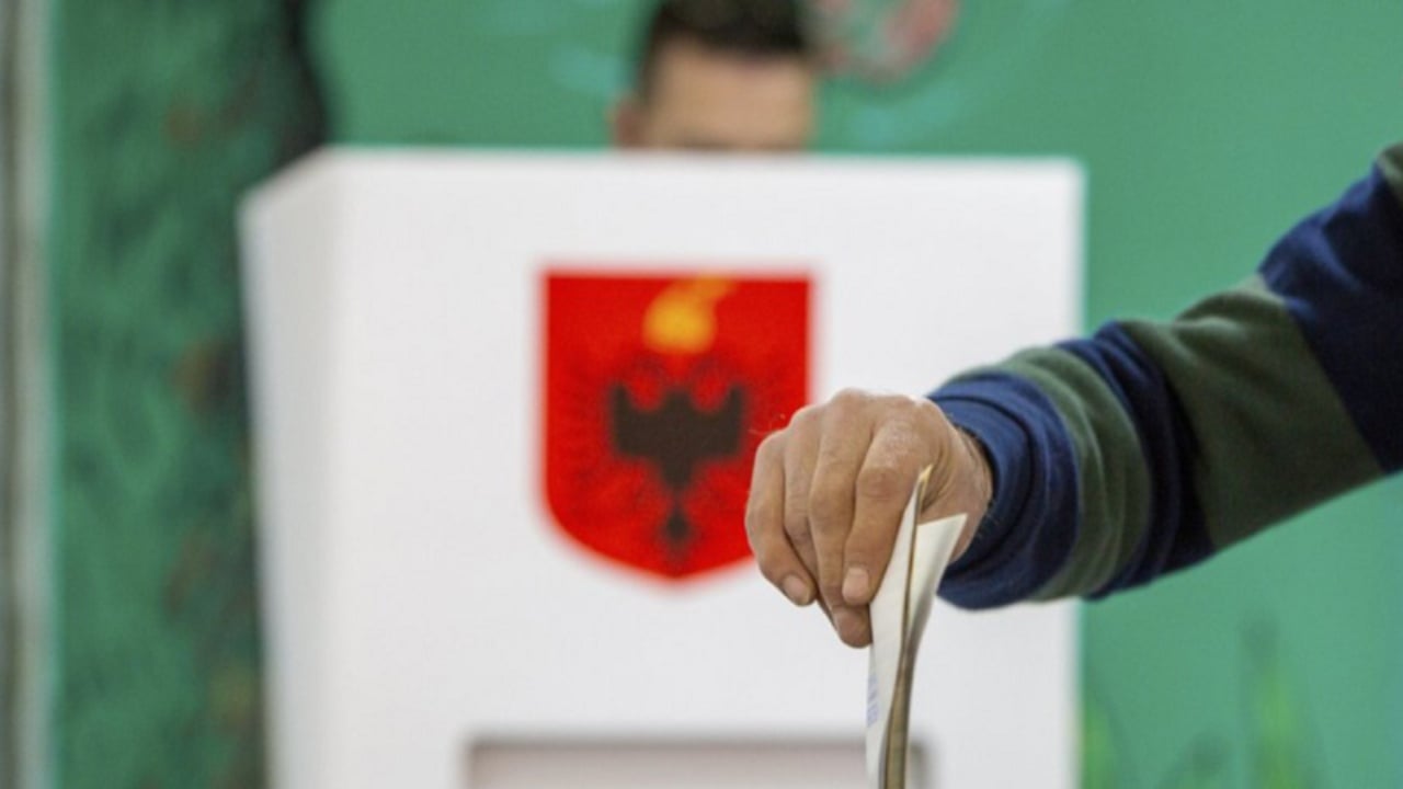 LIVE/ Mbyllet votimi në 5 bashkitë, pjesëmarrja tepër e ulët. Të rinjtë ‘braktisin’ kutitë e votimit, Vlora ‘rekord’ negativ