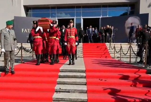 LIVE- Përfundojnë homazhet/ Ish-kryeministri dhe lideri historik i PS, Fatos Nano përcillet për në banesën e fundit