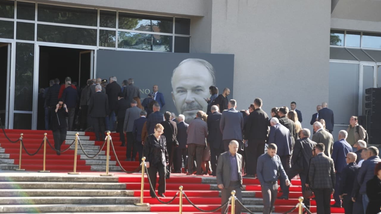 LIVE/ Shqipëria në zi kombëtare! Mbahen homazhet për vdekjen e Fatos Nanos, pritet fjalim nga bashkëshortja dhe Rama