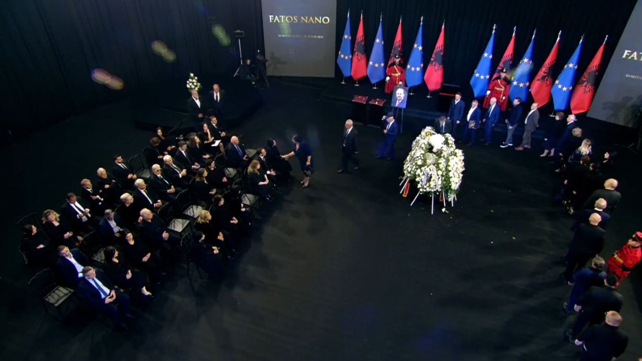LIVE/ Shqipëria në zi kombëtare! Mbahen homazhet për vdekjen e Fatos Naos, pritet fjalim nga bashkëshortja dhe Rama