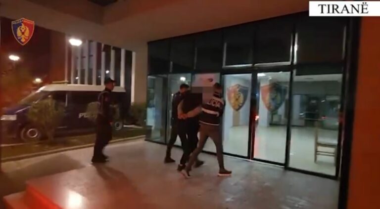 “Location”/ Bie në prangat e policisë 26-vjeçari, i dënuar për transport të paligjshëm të emigrantëve