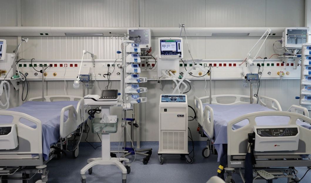 “Lojërat e vdekjes”/ Sfida që po i kushton jetën, 22-vjeçari përfundon në intubim pasi hëngri hamburger pa…