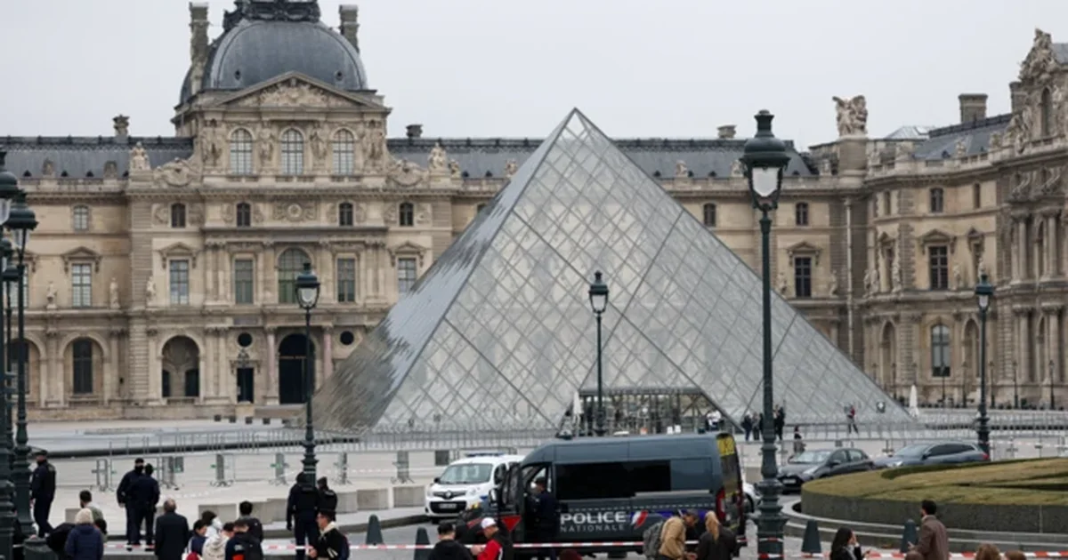“Louvre”, arrestohet një grua për vjedhjen spektakolare të 88 milionë euro bizhuteri