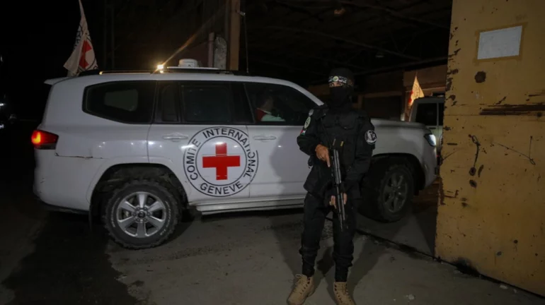 Lufta Gaza, Izraeli merr trupin e një pengu tjetër nëpërmjet Kryqit të Kuq