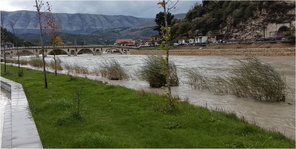 Lumi Osum del nga shtrati në fshatin Veterrik të Beratit, tokat dhe serat nën ujë