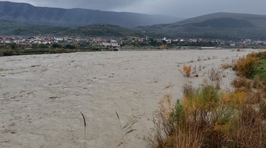 Lumi Seman në Fier del nga shtrati, përmbyten tokat në Suk, Imësht e Seman