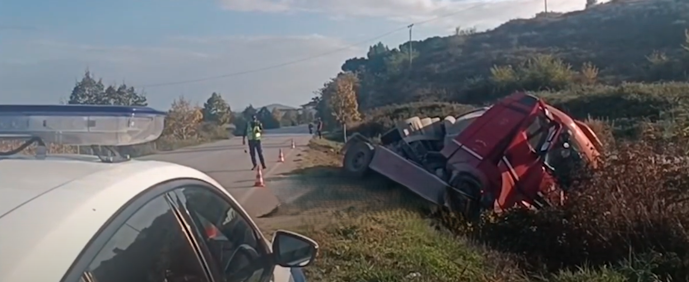 Lushnjë/ Kamionit i çahet goma në ecje, përfundon jashtë rruge! Shoferi dërgohet në spital