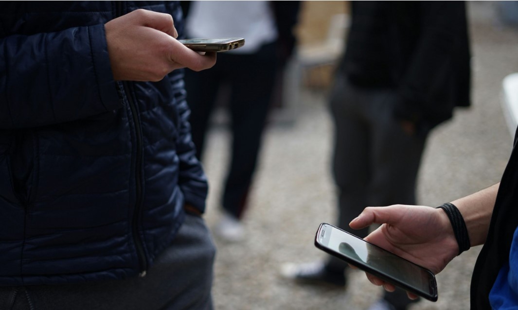 Macron: Do ndalojmë përdorimin e celularëve në shkollat e mesme, ekrani krijon varësi tek të rinjtë