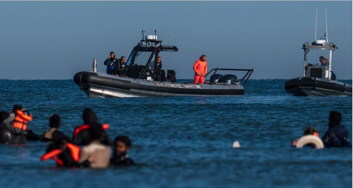 Macron i përgjigjet Starmer—nis bllokimi i anijeve të vogla në Kanal