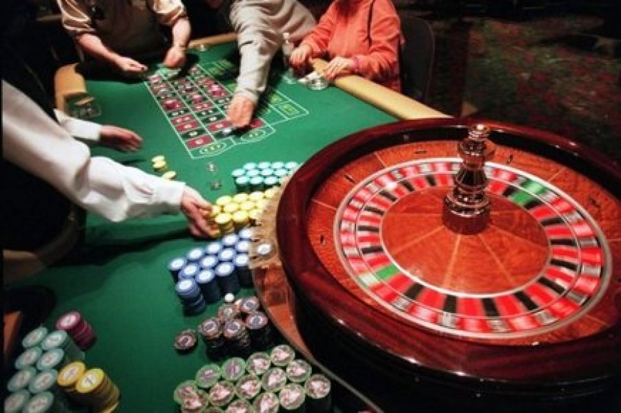 Mafia shqiptare mes grupeve që pastrojnë para përmes lojërave të fatit në Itali