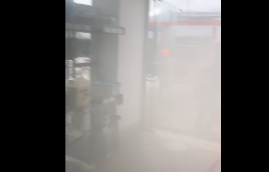 Magazina me materiale ndërtimi përfshihet nga flakët pranë liqenit në Gjirokastër