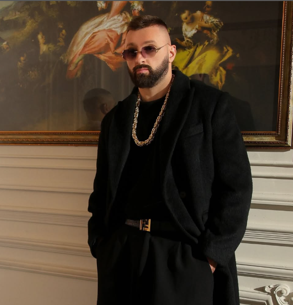 Majk me projekt të ri, shihet në një set xhirimi misterioz