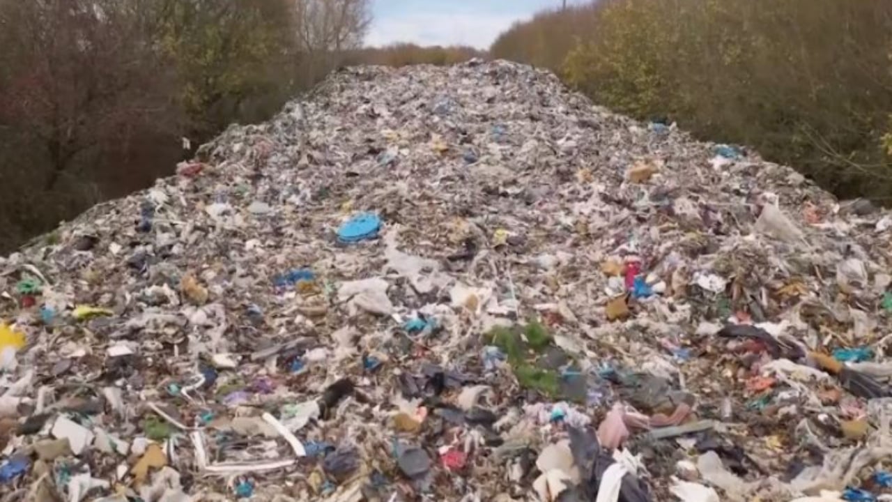 “Mali i mbeturinave”/ Grumbulli i plehrave pranë lumit në Angli rrezikon të shkaktojë një katastrofë mjedisore