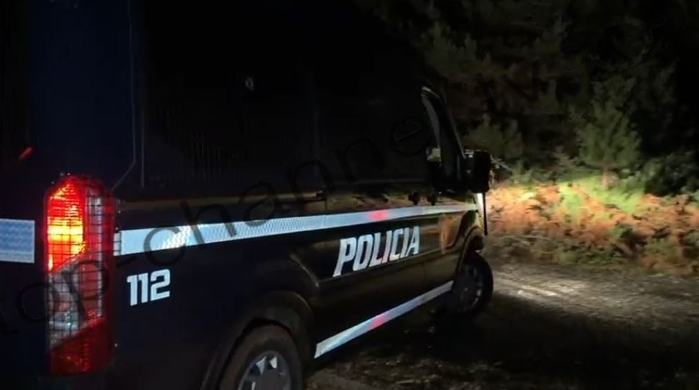 “Maratona” e rrethimit të banesës në Orosh vijon, policia merr vëllanë e një prej të kërkuarve për t’a bindur të dorëzohet