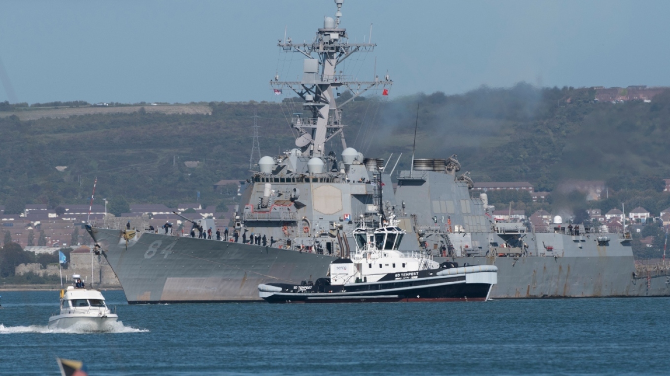 Marina Britanike “mbikëqyr” anijet ruse, NATO në gatishmëri