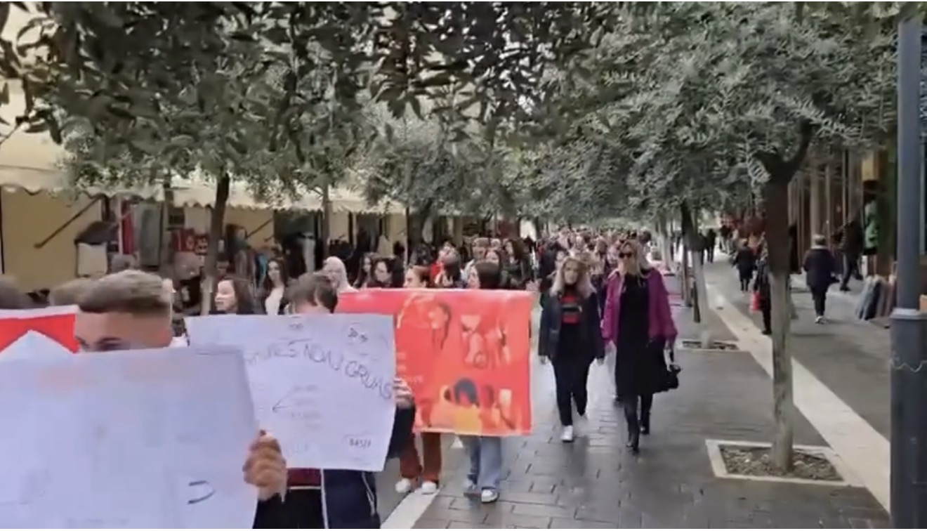 Marshim sensibilizues në Fier kundër dhunës ndaj grave dhe vajzave, me pjesëmarrjen e Bashkisë, Policisë dhe shoqatave joqeveritare