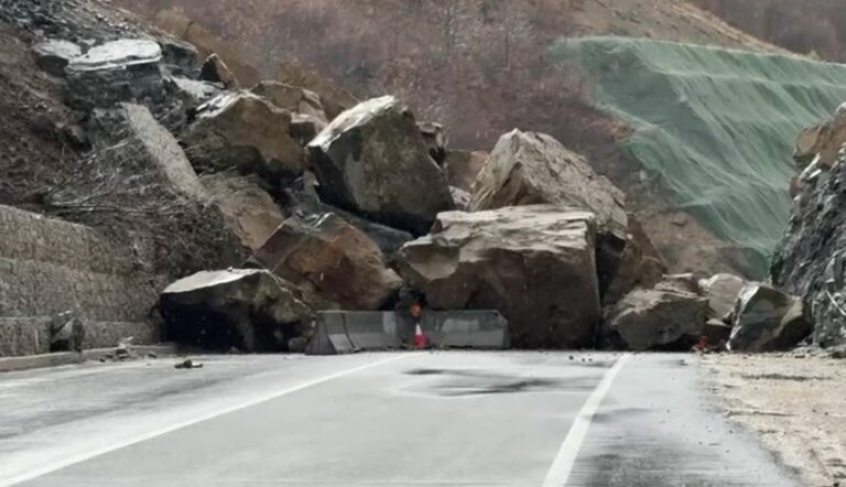 Masiv gurësh bllokon Qukës–Qafë Plloçën! Segmenti i ri përsëri në kolaps