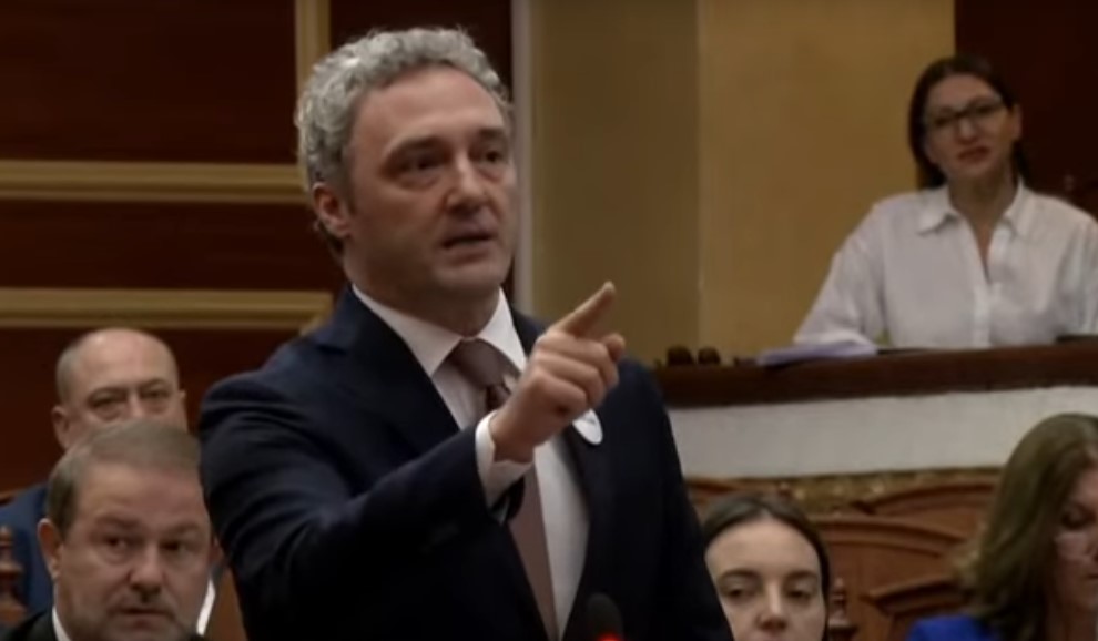 ‘Mazhoranca na ofendon’, Spahia kërkesë Peleshit: Mos mbaj anë gjatë drejtimit të seancës