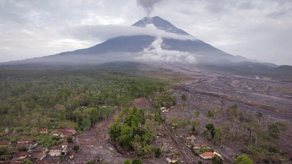 Mbetën në mal pas shpërthimit të vullkanit Semeru, qeveria indoneziane evakuon me sukses 170 alpinistët e bllokuar
