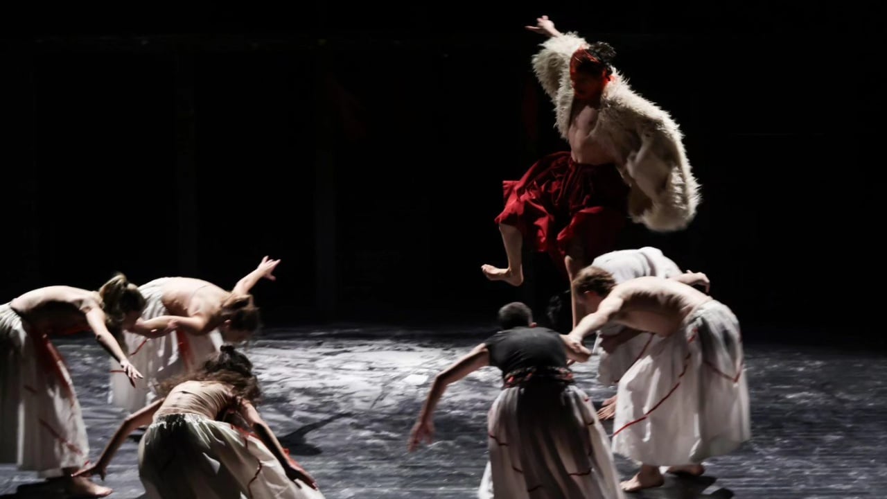 “Mbi fjalë”, përjetim i ri teatror/ Shfaqja e pazakontë e regjisorit Blenard Azizaj që bën bashkë publikun me artistët