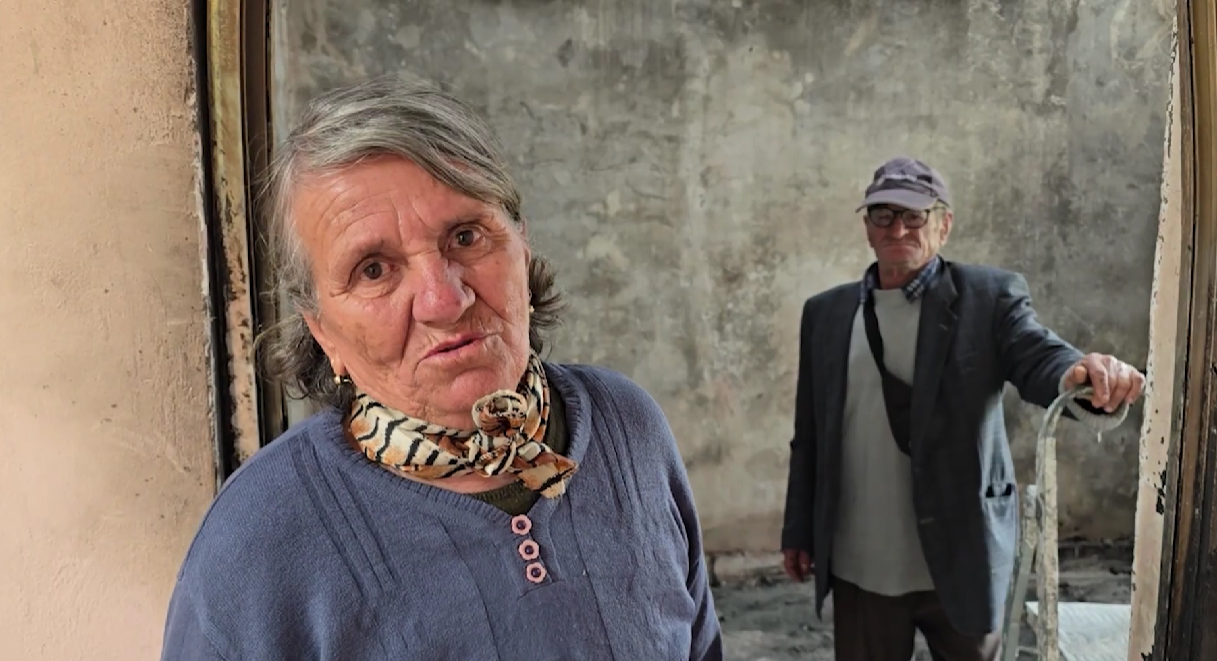 ”Mbrëmë fjetëm jashtë”, çifti nga Vlora në qiell të hapur, banesa u dogj nga zjarri: Kërkojmë ndihmë