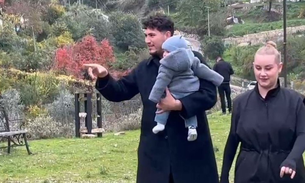 Me fëmijën me vete, kandidati i pavarur në Tepelenë: Dilni votoni…