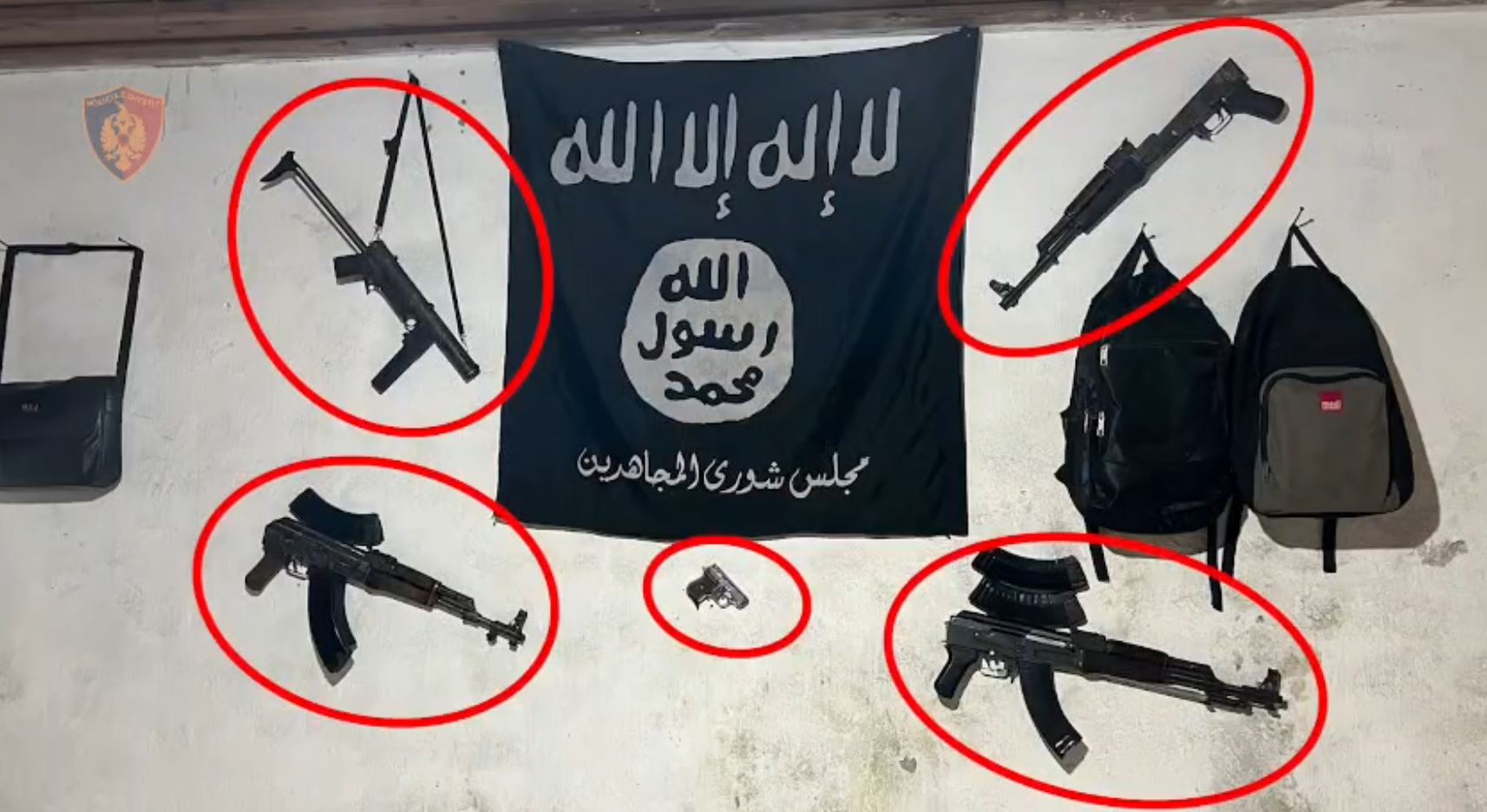 Me flamurin e ISIS në banesë, dalin pamjet nga arrestimi dy të rinjve në Pukë: Qëlluan me armë ndaj RENEA-s