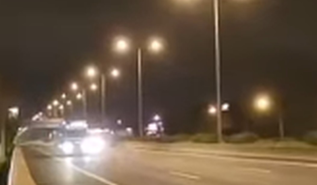 Me shpejtësi 230 km/orë dhe “tapë” në timon, policia ndjek shoferin me motor për ta arrestuar