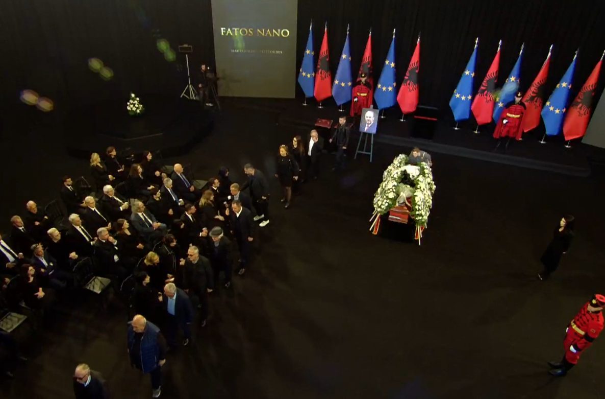 “Me topa, me lule, me lot…”/ Ish-kryeministri Fatos Nano prehet në varrezat e Sharrës