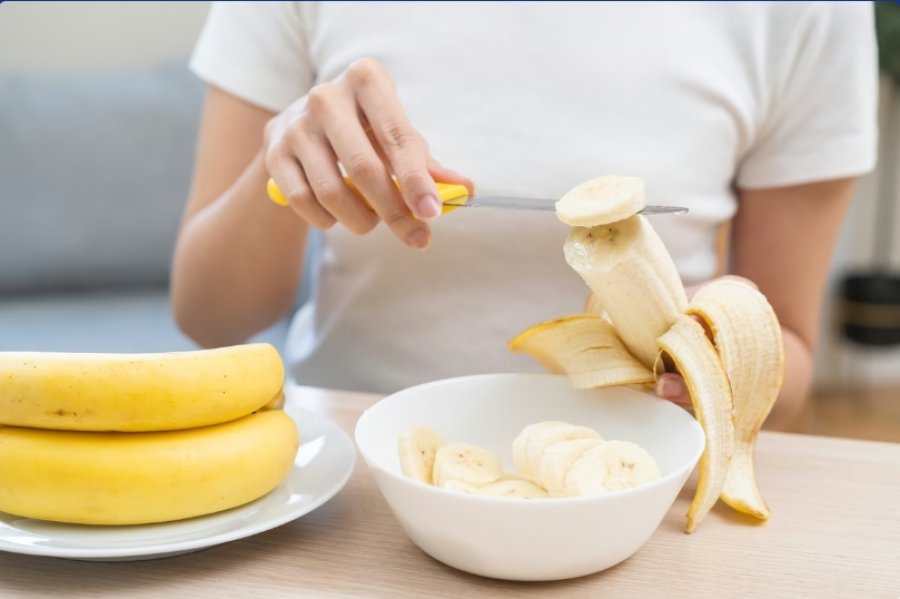 Mëngjes, pasdite apo mbrëmje: Si ndikojnë bananet në trup në varësi të kohës kur i hani