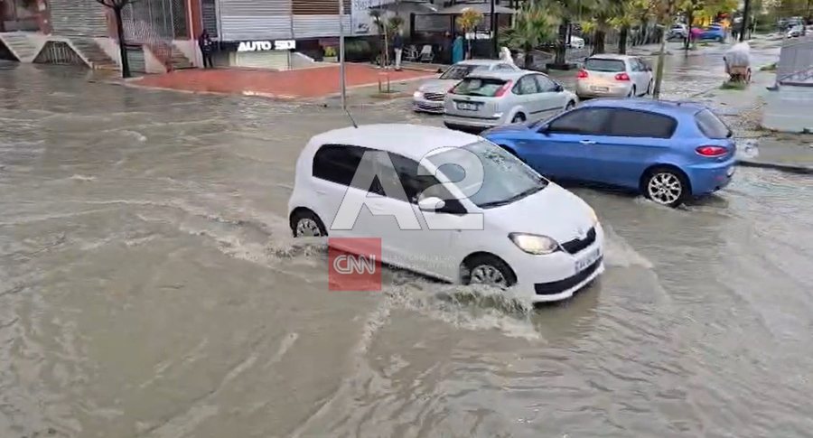Mëngjesi e gjen Durrësin të mbushur me ujë, probleme në kryqëzimet kryesore