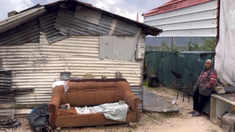 Mes skamjes e sëmundjes, apeli për ndihmë i nënës në Delvinë: Bashkia nuk na ndihmon, po jetojmë si qeni