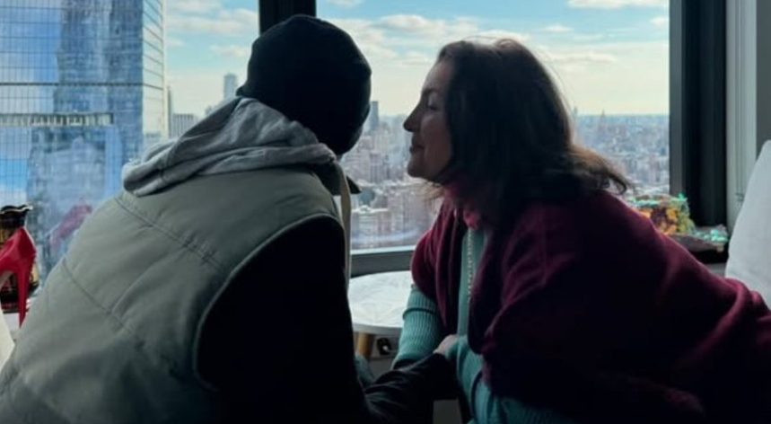 Mesazhi prekës i Parashqevi Simakut për të birin: Edhe nëse më mohon, unë do të jem gjithmonë nëna jote