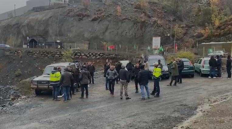 Minatorët e Spaçit 27 ditë në protestë, mungon dialogu, kompania largon nga puna 40 punonjës