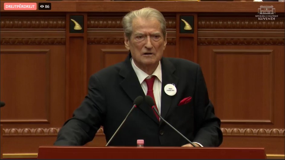 Ministrat braktisin sallën gjatë raportimit të kreut të KLSH, Berisha: Turp! Bravo Damian që qëndrove