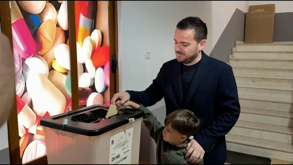 Ministri Andis Salla voton në Cërrik: Qytetarët të shprehin vullnetin e tyre
