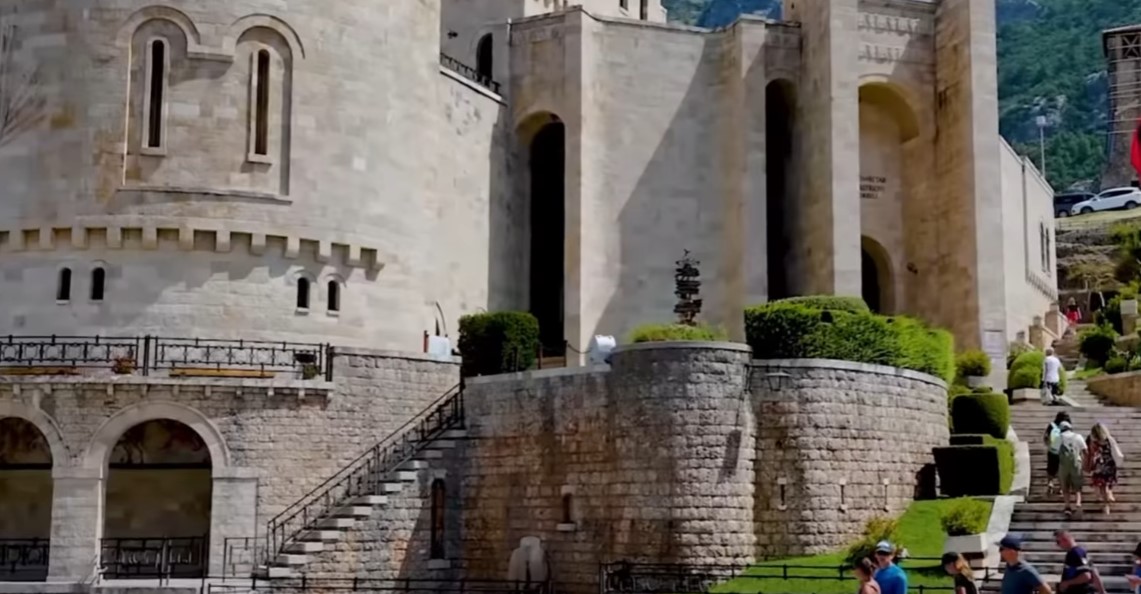 Ministri Gonxhja ndan lajmin: Nga sot biletat e muzeve, kalave, parqeve arkeologjike blihen online në e-albania