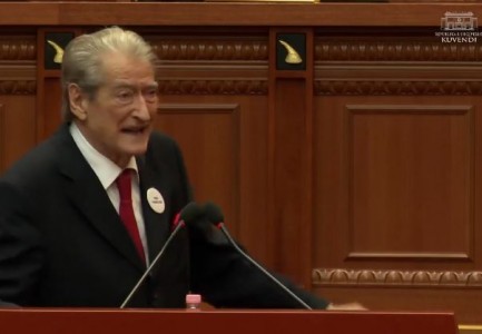 “Ministrja ia mbath dhe nuk mban përgjegjësi”/ Mungesa e ilaçeve për të sëmurët me kancer, Berisha: Krim