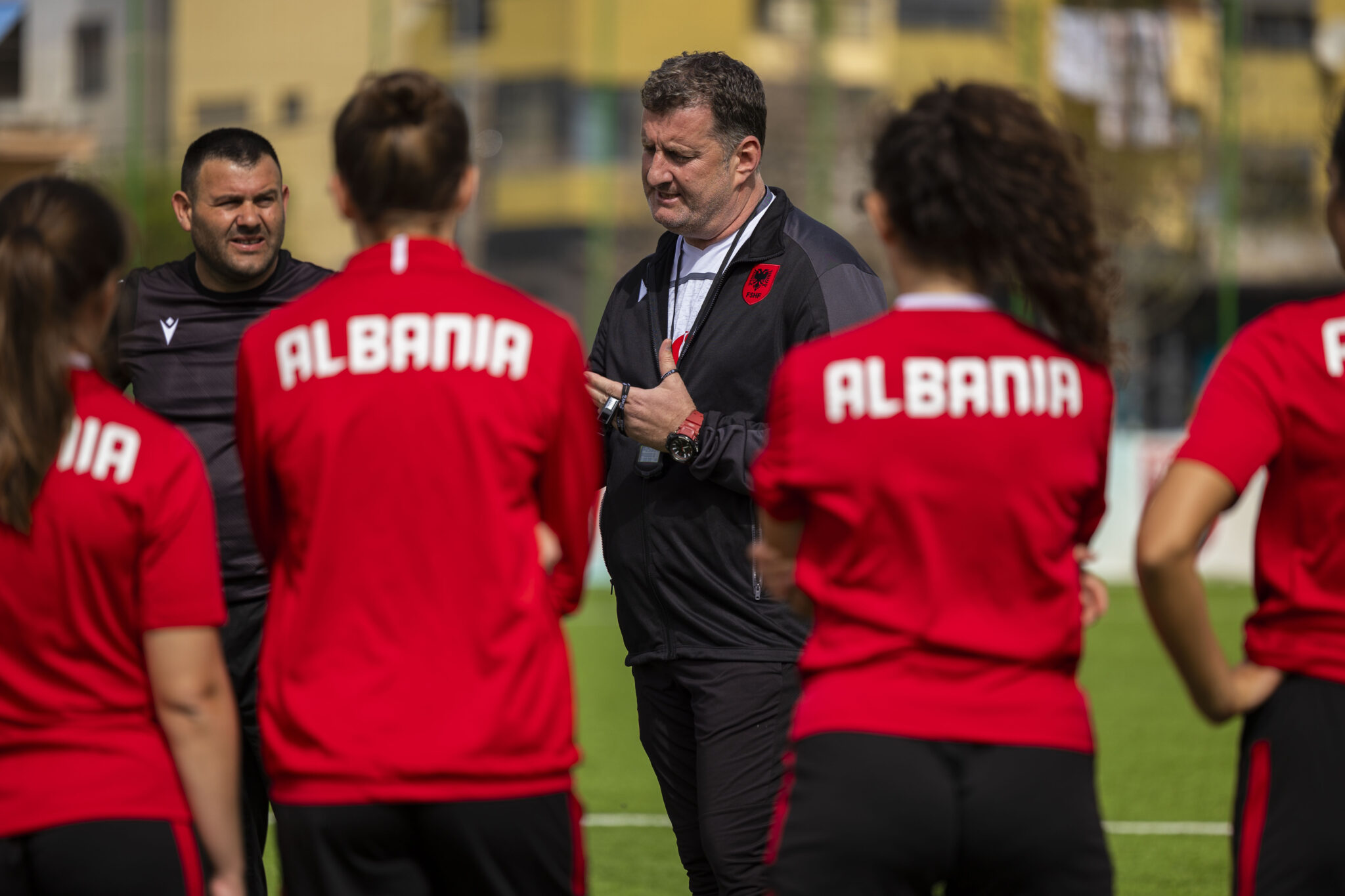 Miqësore/ Flasin vajzat debutuese, Grima dhe Kombëtarja e vajzave sot drejt Turqisë