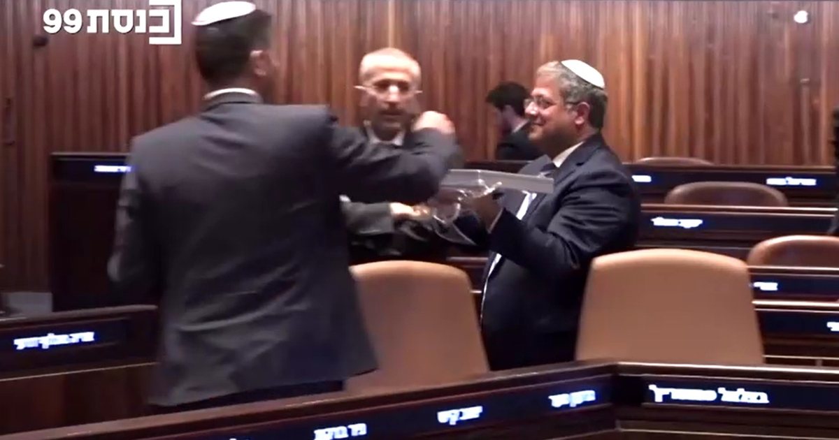 Miratohet dënimi me vdekje për arabët, ministri izraelit shpërndan ëmbëlsira në Parlament